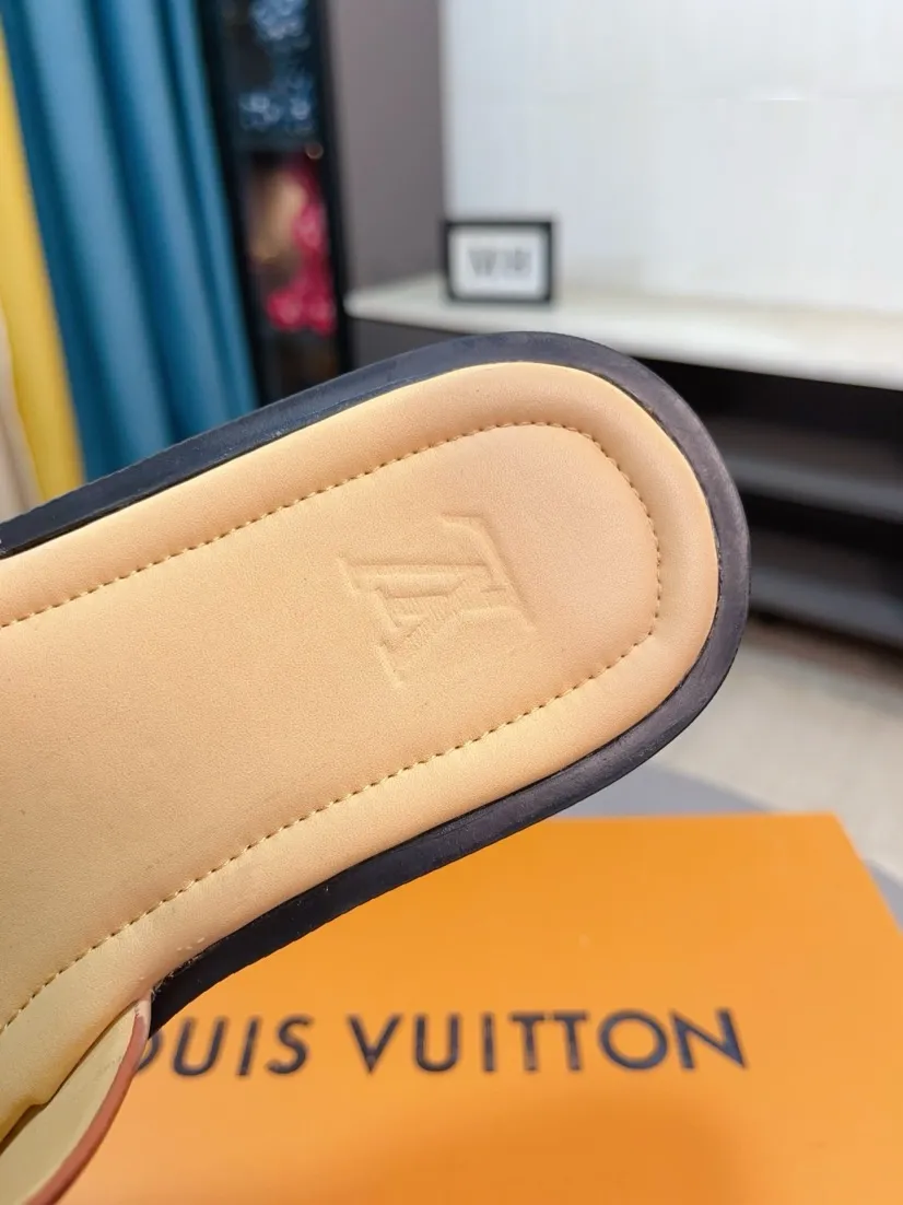 Men's men's shoes 💰360🌸🌸LV medium men's spring and summer slippers counter synchronization. The uppers are imported from Italy with open edge beads and color-changing logo graphics. High-quality craftsmanship. Soles: Original soles specially provided by the original factory. Exclusive molded soles are super comfortable. Original factory single goods. 🔍🔍High quality. You can enter and exit the counter at will. Welcome to compare. Size 38-45